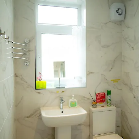 Lucky 24 - Ideal For Trade & Family - 2 Bedrooms - 3 Beds - Max 4 Guests - Close To Bae, Docks, District, Beaches Barrow-in-Furness