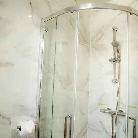 Lucky 24 - Ideal For Trade & Family - 2 Bedrooms - 3 Beds - Max 4 Guests - Close To Bae, Docks, District, Beaches Nyaraló