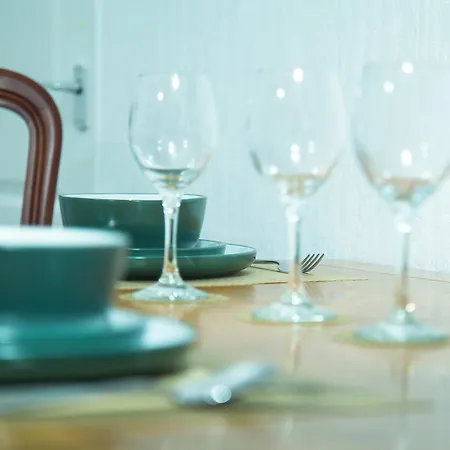 Lucky 24 - Ideal For Trade & Family - 2 Bedrooms - 3 Beds - Max 4 Guests - Close To Bae, Docks, District, Beaches *