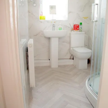 Lucky 24 - Ideal For Trade & Family - 2 Bedrooms - 3 Beds - Max 4 Guests - Close To Bae, Docks, District, Beaches Nyaraló Barrow-in-Furness