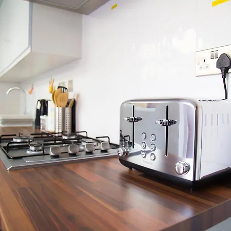 Lucky 24 - Ideal For Trade & Family - 2 Bedrooms - 3 Beds - Max 4 Guests - Close To Bae, Docks, District, Beaches *