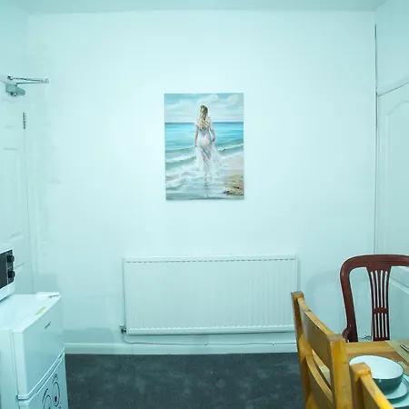 Lucky 24 - Ideal For Trade & Family - 2 Bedrooms - 3 Beds - Max 4 Guests - Close To Bae, Docks, District, Beaches Barrow-in-Furness