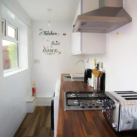 Lucky 24 - Ideal For Trade & Family - 2 Bedrooms - 3 Beds - Max 4 Guests - Close To Bae, Docks, District, Beaches * Barrow-in-Furness