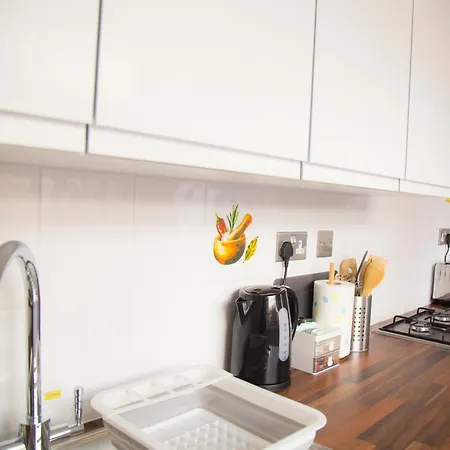 Lucky 24 - Ideal For Trade & Family - 2 Bedrooms - 3 Beds - Max 4 Guests - Close To Bae, Docks, District, Beaches *