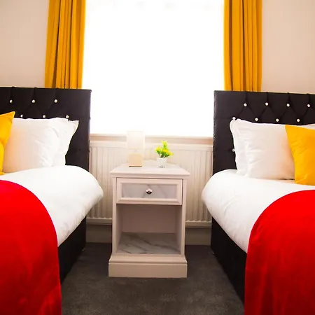 Lucky 24 - Ideal For Trade & Family - 2 Bedrooms - 3 Beds - Max 4 Guests - Close To Bae, Docks, District, Beaches