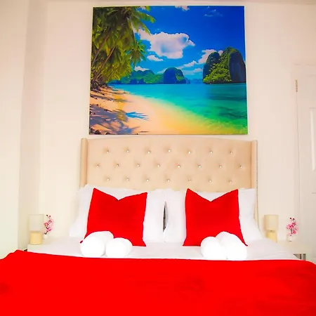 Lucky 24 - Ideal For Trade & Family - 2 Bedrooms - 3 Beds - Max 4 Guests - Close To Bae, Docks, District, Beaches