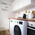 Casa de Férias Lucky 24 - Ideal For Trade & Family - 2 Bedrooms - 3 Beds - Max 4 Guests - Close To Bae, Docks, District, Beaches