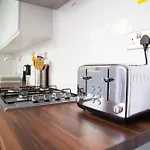 Lucky 24 - Ideal For Trade & Family - 2 Bedrooms - 3 Beds - Max 4 Guests - Close To Bae, Docks, District, Beaches *