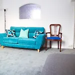 Lucky 24 - Ideal For Trade & Family - 2 Bedrooms - 3 Beds - Max 4 Guests - Close To Bae, Docks, District, Beaches Casa de Férias