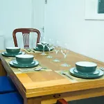 Casa de Férias Lucky 24 - Ideal For Trade & Family - 2 Bedrooms - 3 Beds - Max 4 Guests - Close To Bae, Docks, District, Beaches