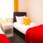 Lucky 24 - Ideal For Trade & Family - 2 Bedrooms - 3 Beds - Max 4 Guests - Close To Bae, Docks, District, Beaches *