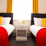 Lucky 24 - Ideal For Trade & Family - 2 Bedrooms - 3 Beds - Max 4 Guests - Close To Bae, Docks, District, Beaches