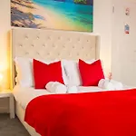 Lucky 24 - Ideal For Trade & Family - 2 Bedrooms - 3 Beds - Max 4 Guests - Close To Bae, Docks, District, Beaches Casa de Férias