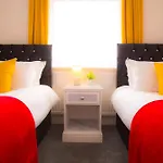 Lucky 24 - Ideal For Trade & Family - 2 Bedrooms - 3 Beds - Max 4 Guests - Close To Bae, Docks, District, Beaches Casa de Férias