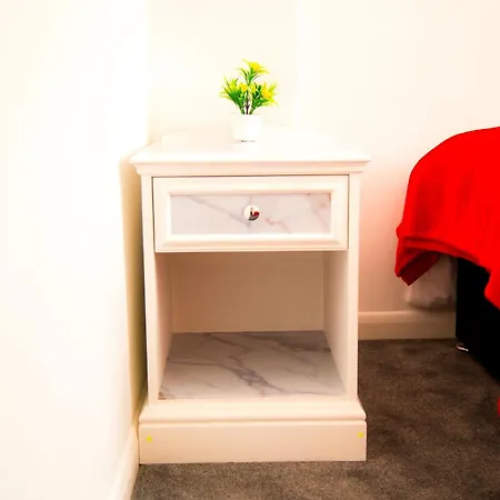 Lucky 24 - Ideal For Trade & Family - 2 Bedrooms - 3 Beds - Max 4 Guests - Close To Bae, Docks, District, Beaches * Barrow-in-Furness