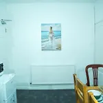 Lucky 24 - Ideal For Trade & Family - 2 Bedrooms - 3 Beds - Max 4 Guests - Close To Bae, Docks, District, Beaches Barrow-in-Furness