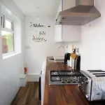 Lucky 24 - Ideal For Trade & Family - 2 Bedrooms - 3 Beds - Max 4 Guests - Close To Bae, Docks, District, Beaches * Barrow-in-Furness