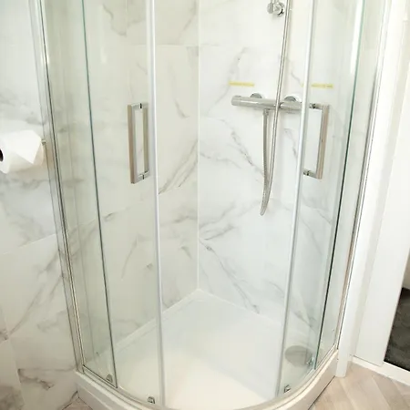 Lucky 24 - Ideal For Trade & Family - 2 Bedrooms - 3 Beds - Max 4 Guests - Close To Bae, Docks, District, Beaches Barrow-in-Furness