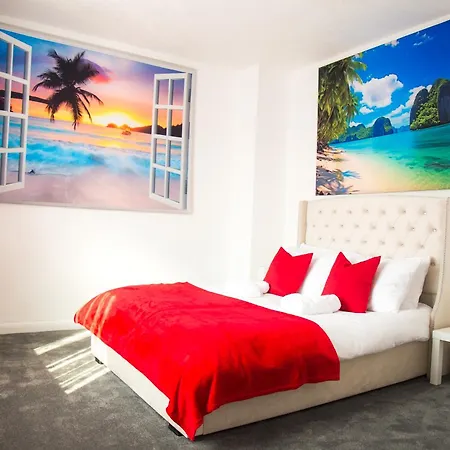 Lucky 24 - Ideal For Trade & Family - 2 Bedrooms - 3 Beds - Max 4 Guests - Close To Bae, Docks, District, Beaches Casa de Férias