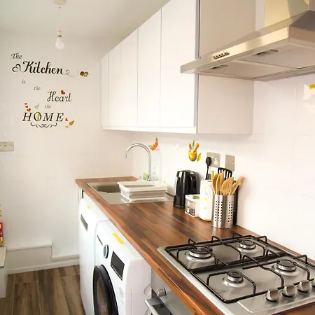 Tatil Evi Lucky 24 - Ideal For Trade & Family - 2 Bedrooms - 3 Beds - Max 4 Guests - Close To Bae, Docks, District, Beaches Barrow-in-Furness