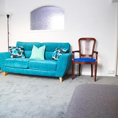 Lucky 24 - Ideal For Trade & Family - 2 Bedrooms - 3 Beds - Max 4 Guests - Close To Bae, Docks, District, Beaches Casa de Férias