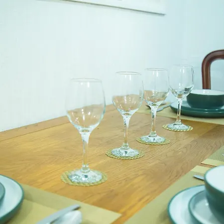 Lucky 24 - Ideal For Trade & Family - 2 Bedrooms - 3 Beds - Max 4 Guests - Close To Bae, Docks, District, Beaches Casa de Férias