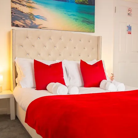 Lucky 24 - Ideal For Trade & Family - 2 Bedrooms - 3 Beds - Max 4 Guests - Close To Bae, Docks, District, Beaches Casa de Férias