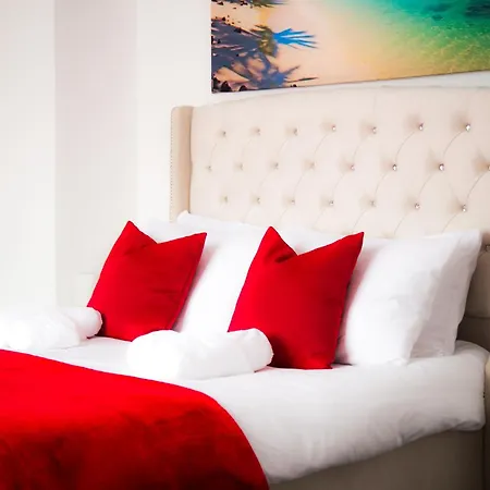 Lucky 24 - Ideal For Trade & Family - 2 Bedrooms - 3 Beds - Max 4 Guests - Close To Bae, Docks, District, Beaches *