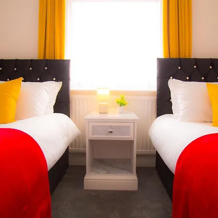 Lucky 24 - Ideal For Trade & Family - 2 Bedrooms - 3 Beds - Max 4 Guests - Close To Bae, Docks, District, Beaches Casa de Férias