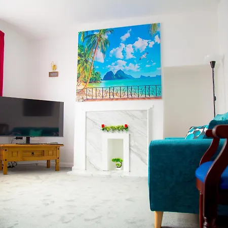 Lucky 24 - Ideal For Trade & Family - 2 Bedrooms - 3 Beds - Max 4 Guests - Close To Bae, Docks, District, Beaches