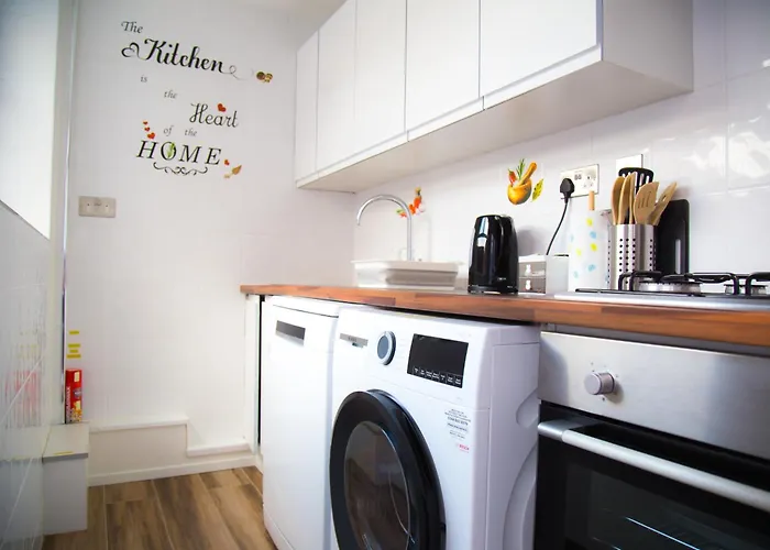 Holiday home Lucky 24 - Ideal For Trade & Family - 2 Bedrooms - 3 Beds - Max 4 Guests - Close To Bae, Docks, District, Beaches