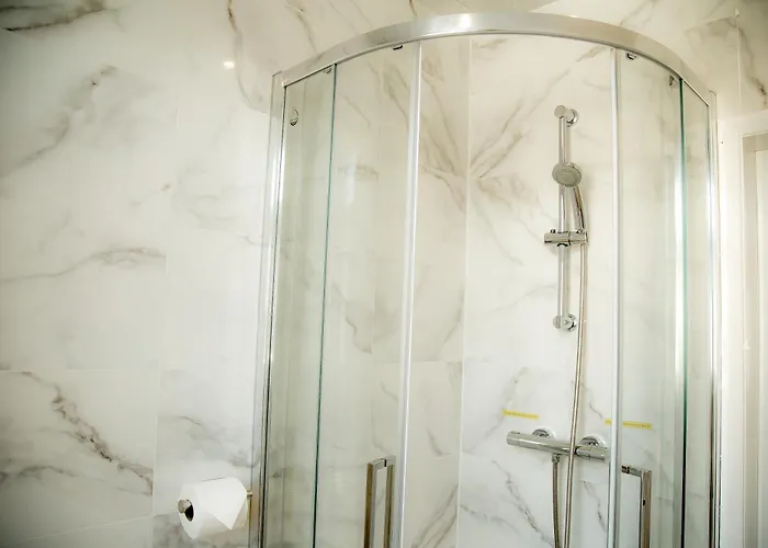 Lucky 24 - Ideal For Trade & Family - 2 Bedrooms - 3 Beds - Max 4 Guests - Close To Bae, Docks, District, Beaches Holiday home