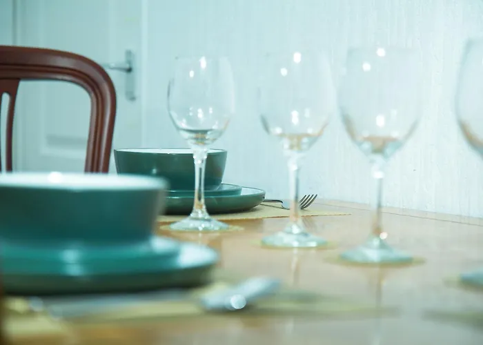 Lucky 24 - Ideal For Trade & Family - 2 Bedrooms - 3 Beds - Max 4 Guests - Close To Bae, Docks, District, Beaches *