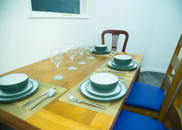 Holiday home Lucky 24 - Ideal For Trade & Family - 2 Bedrooms - 3 Beds - Max 4 Guests - Close To Bae, Docks, District, Beaches