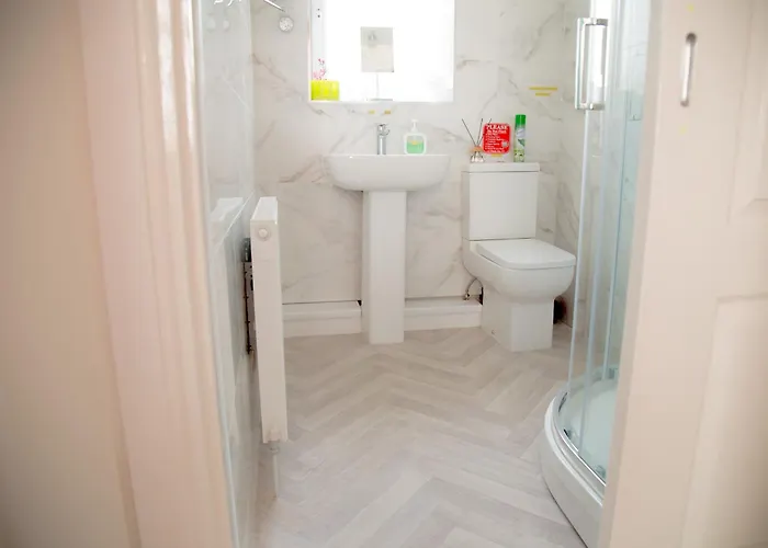 Lucky 24 - Ideal For Trade & Family - 2 Bedrooms - 3 Beds - Max 4 Guests - Close To Bae, Docks, District, Beaches Holiday home Barrow-in-Furness