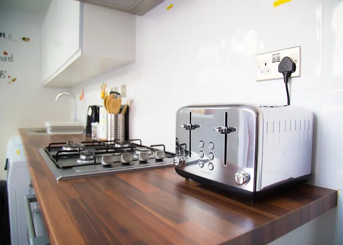 Lucky 24 - Ideal For Trade & Family - 2 Bedrooms - 3 Beds - Max 4 Guests - Close To Bae, Docks, District, Beaches *