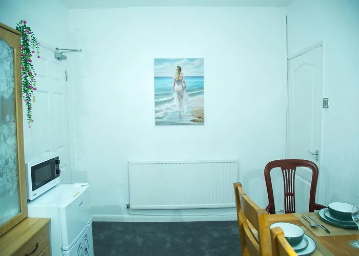 Lucky 24 - Ideal For Trade & Family - 2 Bedrooms - 3 Beds - Max 4 Guests - Close To Bae, Docks, District, Beaches Barrow-in-Furness