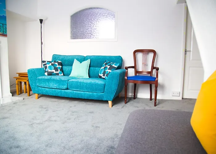 Lucky 24 - Ideal For Trade & Family - 2 Bedrooms - 3 Beds - Max 4 Guests - Close To Bae, Docks, District, Beaches Holiday home