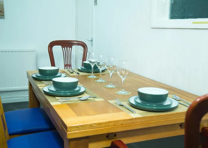 Holiday home Lucky 24 - Ideal For Trade & Family - 2 Bedrooms - 3 Beds - Max 4 Guests - Close To Bae, Docks, District, Beaches