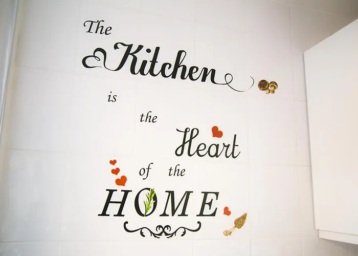 Lucky 24 - Ideal For Trade & Family - 2 Bedrooms - 3 Beds - Max 4 Guests - Close To Bae, Docks, District, Beaches Holiday home *