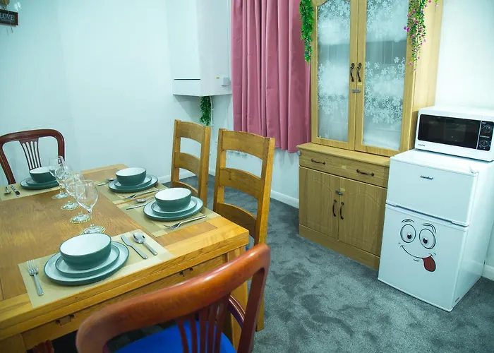 Lucky 24 - Ideal For Trade & Family - 2 Bedrooms - 3 Beds - Max 4 Guests - Close To Bae, Docks, District, Beaches Holiday home Barrow-in-Furness