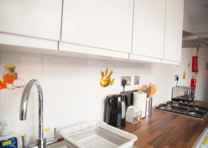 Lucky 24 - Ideal For Trade & Family - 2 Bedrooms - 3 Beds - Max 4 Guests - Close To Bae, Docks, District, Beaches *