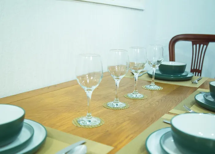 Lucky 24 - Ideal For Trade & Family - 2 Bedrooms - 3 Beds - Max 4 Guests - Close To Bae, Docks, District, Beaches Holiday home