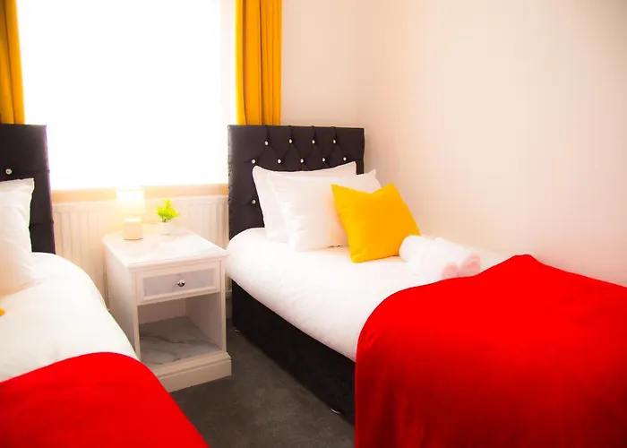 Lucky 24 - Ideal For Trade & Family - 2 Bedrooms - 3 Beds - Max 4 Guests - Close To Bae, Docks, District, Beaches *