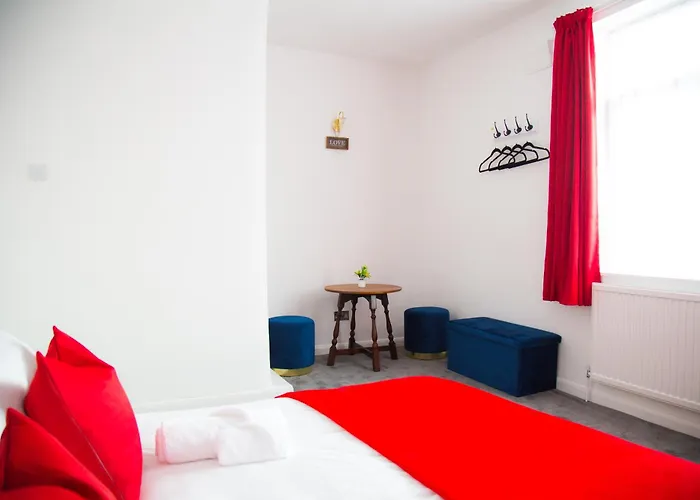 Lucky 24 - Ideal For Trade & Family - 2 Bedrooms - 3 Beds - Max 4 Guests - Close To Bae, Docks, District, Beaches Barrow-in-Furness