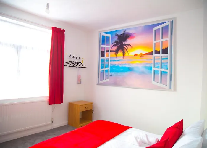 Holiday home Lucky 24 - Ideal For Trade & Family - 2 Bedrooms - 3 Beds - Max 4 Guests - Close To Bae, Docks, District, Beaches *