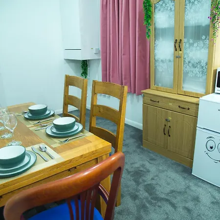 Lucky 24 - Ideal For Trade & Family - 2 Bedrooms - 3 Beds - Max 4 Guests - Close To Bae, Docks, District, Beaches Ferienhaus Barrow-in-Furness