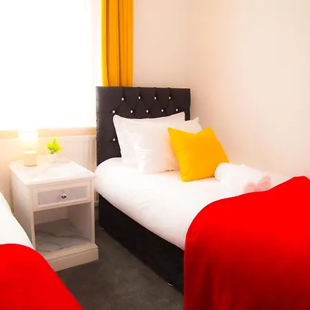 Lucky 24 - Ideal For Trade & Family - 2 Bedrooms - 3 Beds - Max 4 Guests - Close To Bae, Docks, District, Beaches *